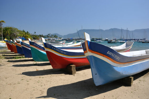 Canoas de voga na Praia de Santa Tereza em Ilhabela (imagem: Fernando Tomanik)