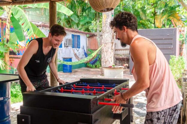 Área de convivência com jogos - ClanDestino Hostel Ilhabela