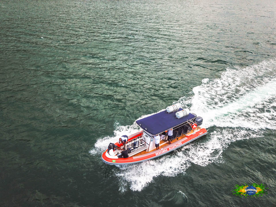 Passeio a bordo de um Super Boat SR 1000 equipado com dois potentes motores de 300 hp, homologado para mar aberto e credenciado no ICMBio - Maremar Turismo