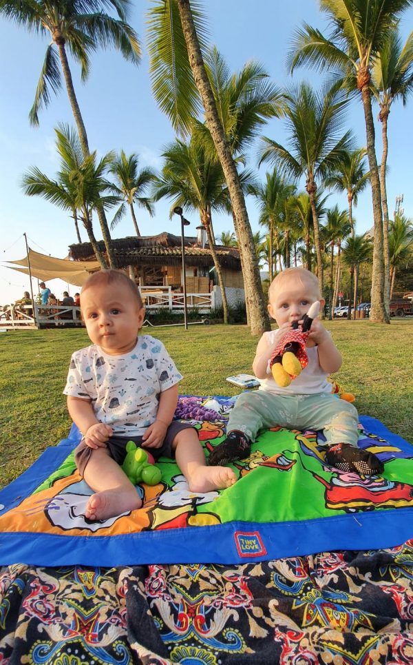 Bebês no gramado da Praia do Perequê em Ilhabela