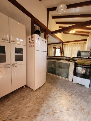 Imóvel para locação anual em ilhabela - casa mobiliada em condomínio na região central - Imobiliária Sérgio Hette