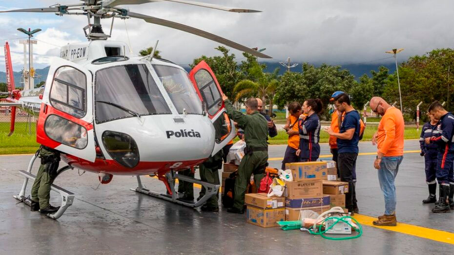 Helicópteros auxiliam no resgate de vítimas do desastre em São Sebastião