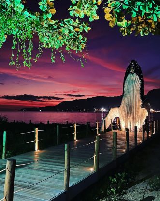 Anoitecer na Réplica Baleia Jubarte "Pipoca" - Praia do Perequê - Ilhabela