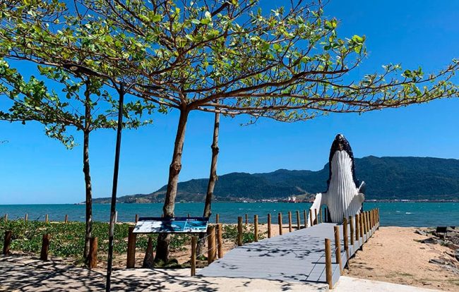 Réplica Baleia Jubarte "Pipoca" - Praia do Perequê - Ilhabela