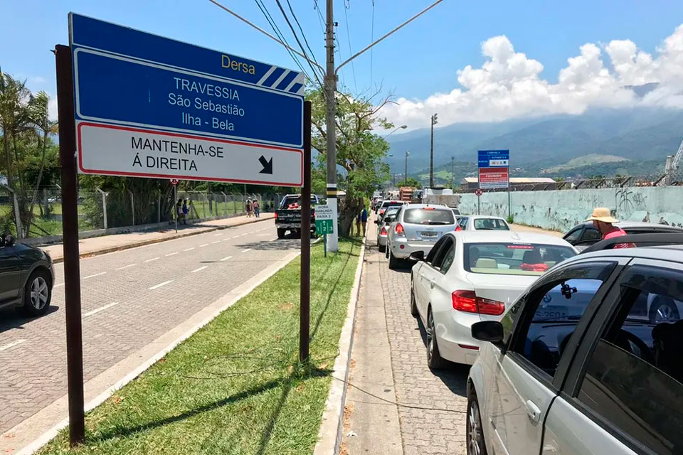 FIla da balsa de Ilhabela (Foto: Pedro Melo / TV Vanguarda)