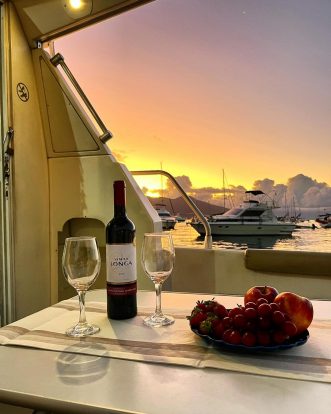 Roteiro romântico a bordo - Ferrara Turismo Náutico - Aluguel de Lanchas em Ilhabela para Passeios Exclusivos