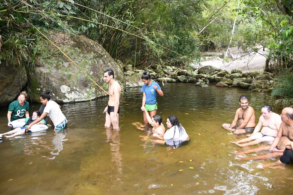 Alunos da APAE Ilhabela visitam cachoeira acessível no Parque das Cachoeiras
