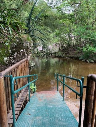 rampa de acesso à piscina natural no Parque das Cachoeiras em Ilhabela - Cachoeira acessível para pessoas com deficiência e dificuldades de locomoção