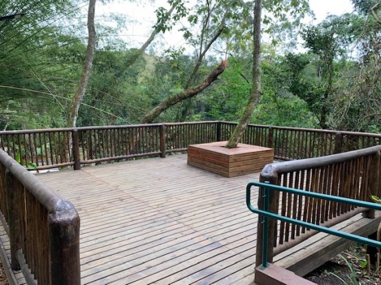 Deck para descanso no Parque das Cachoeiras em Ilhabela - Cachoeira acessível para pessoas com deficiência e dificuldades de locomoção