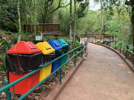 Lixeiras e trilha no Parque das Cachoeiras em Ilhabela - Cachoeira acessível para pessoas com deficiência e dificuldades de locomoção