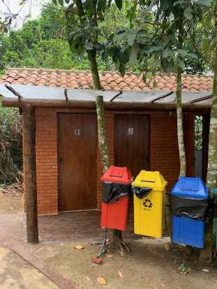 Banheiros e lixeiras no Parque das Cachoeiras em Ilhabela - Cachoeira acessível para pessoas com deficiência e dificuldades de locomoção