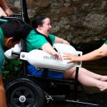 Alunos da APAE Ilhabela visitam cachoeira acessível no Parque das Cachoeiras