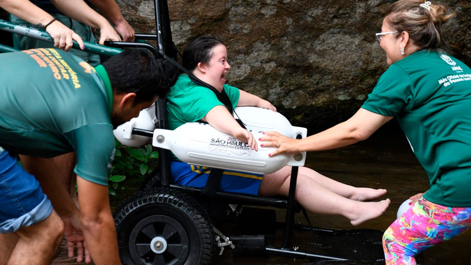 Alunos da APAE Ilhabela visitam cachoeira acessível no Parque das Cachoeiras