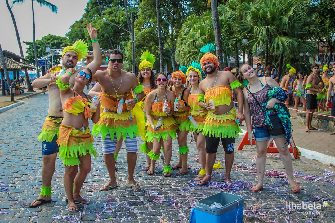 Fantasia do Bloco Pé na Jaca no Banho da Doroteia no Carnaval de Ilhabela em 2017