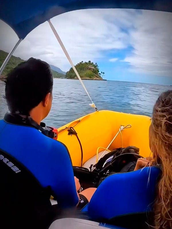 Bote Ilhados leva da Marina Porto até a Ilha das Cabras em para mergulho em Ilhabela