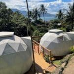Contato com a natureza e vista para o mar: Hostel da Vila inaugura novos domos geodésicos