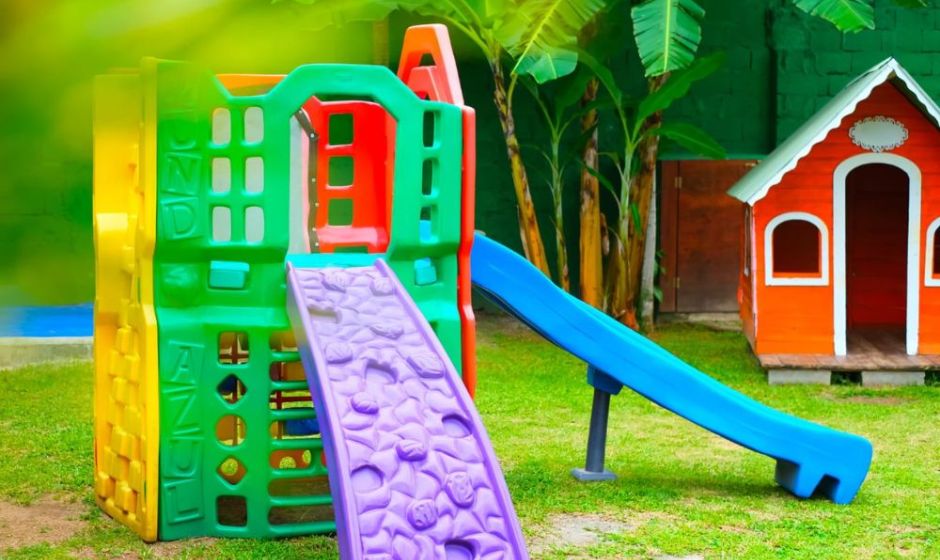 Parquinho e espaço ao ar livre para crianças brincarem - Espaço Sementes - Escola de Educação Infantil em Ilhabela