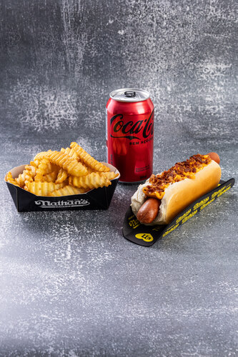 Combos com hot dog e batata frita - Nathan's Famous Ilhabela Hot Dog de Nova York no shopping Mares Ilha Mall, no Perequê
