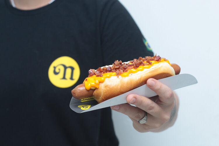 Hot dog com cheddar e bacon - Nathan's Famous Ilhabela Hot Dog de Nova York no shopping Mares Ilha Mall, Piso Superior, no Perequê
