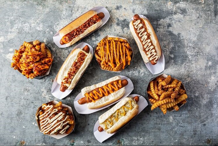 Cachorro quente e batata frita - Nathan's Famous Ilhabela Hot Dog de Nova York no shopping Mares Ilha Mall, no Perequê