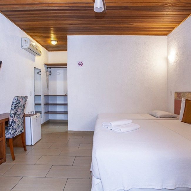 Quarto Luxo Térreo - Hotel Praia do Portinho em frente à praia em Ilhabela