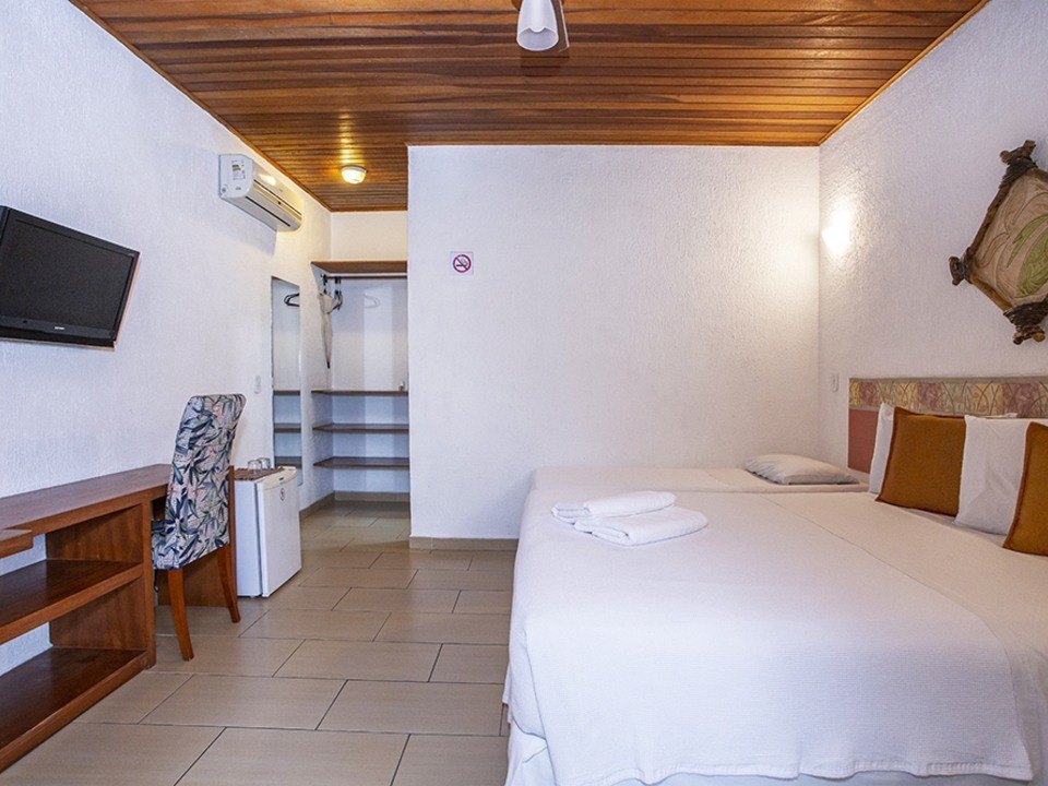 Quarto Luxo Térreo - Hotel Praia do Portinho em frente à praia em Ilhabela