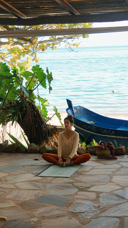 Manhã Raizen - momento de bem-estar e conexão com a natureza em Ilhabela -  yoga, massagem, sound healing, dança e muito mais - Vila Salga em frente ao mar