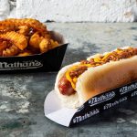 Nathan's Famous - Franquia de Hot Dogs de Nova York chegou em Ilhabela - Piso superior do Shopping Mares Ilha Mall - Cachorro quente Ilhabela