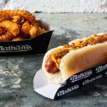 Nathan's Famous Ilhabela Hot Dog de Nova York no shopping Mares Ilha Mall, no Perequê