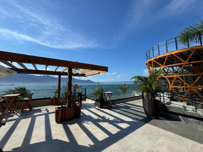 Piso superior do shopping Mares Ilha Mall, no Perequê, em Ilhabela
