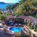 Hotel Praia do Portinho tem Pacote de Réveillon 2025 em Ilhabela com jantar especial incluso, em frente à Praia do Portinho, que terá show de Fogos e música