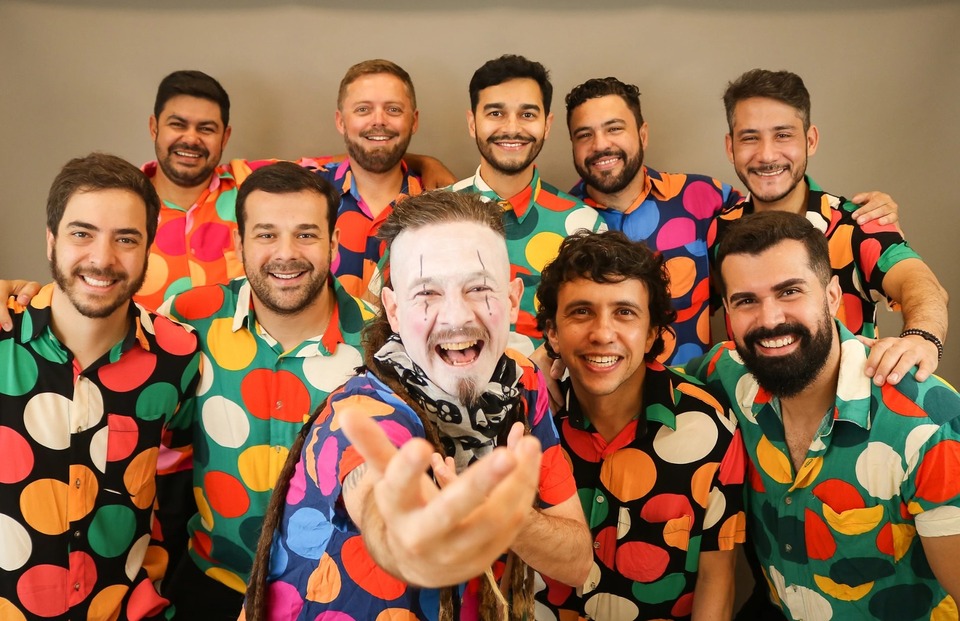 Banda Estrambelhados de São Luis do Paraitinga se apresenta no pré-carnaval de Ilhabela em janeiro de 2025