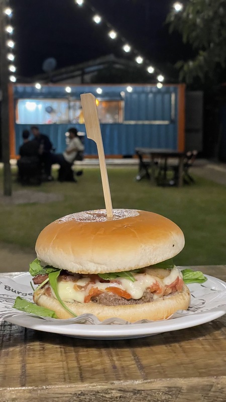 Dona Bica Garage: cerveja Artesanal, drinks, burger, porções e pizza em frente ao mar no Perequê