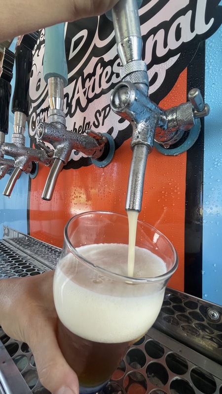 Dona Bica Garage: cerveja Artesanal, drinks, burger, porções e pizza em frente ao mar no Perequê