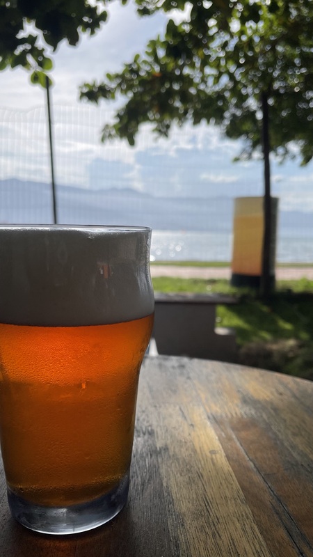 Dona Bica Garage: cerveja Artesanal, drinks, burger, porções e pizza em frente ao mar no Perequê