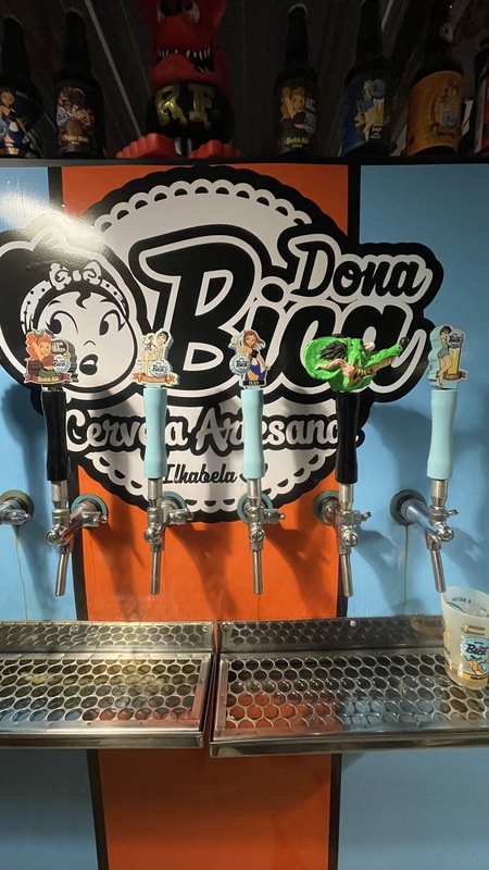 Dona Bica Garage: cerveja Artesanal, drinks, burger, porções e pizza em frente ao mar no Perequê