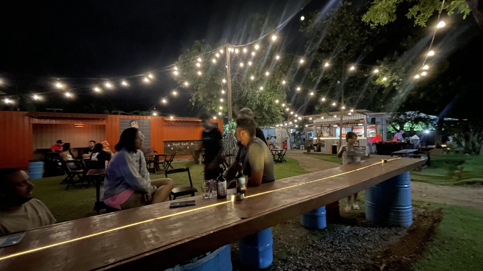 Dona Bica Garage: Um paraíso gastronômico em containers no coração de Ilhabela - cerveja Artesanal, drinks, burger, porções e pizza em frente ao mar no Perequê