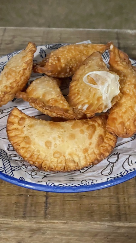 Dona Bica Garage: cerveja Artesanal, drinks, burger, porções e pizza em frente ao mar no Perequê