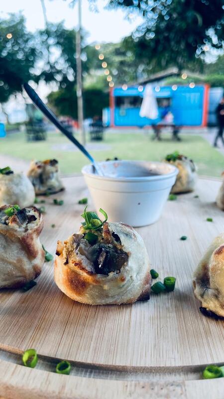 Dona Bica Garage: cerveja Artesanal, drinks, burger, porções e pizza em frente ao mar no Perequê (Foto: rolinhos de pizza da Orla 45)