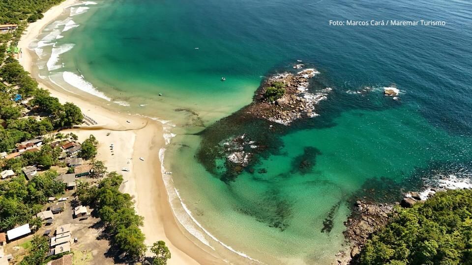 Imagem Aérea da Praia de Castelhanos - Mirante do Coração (Foto: Marcos Cará / Maremar Turismo)