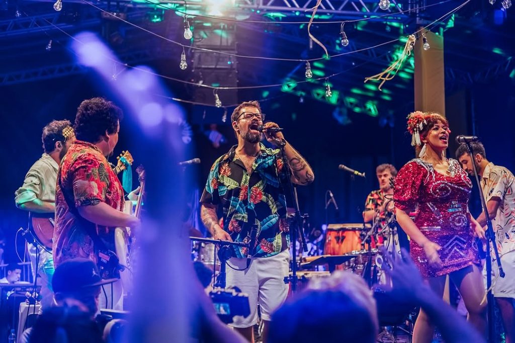 Banda Kebramar agita o Festival Cardume no Carnaval de Ilhabela