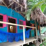 Entrada das casinhas caiçaras, nova acomodação no Hostel da Vila Ilhabela