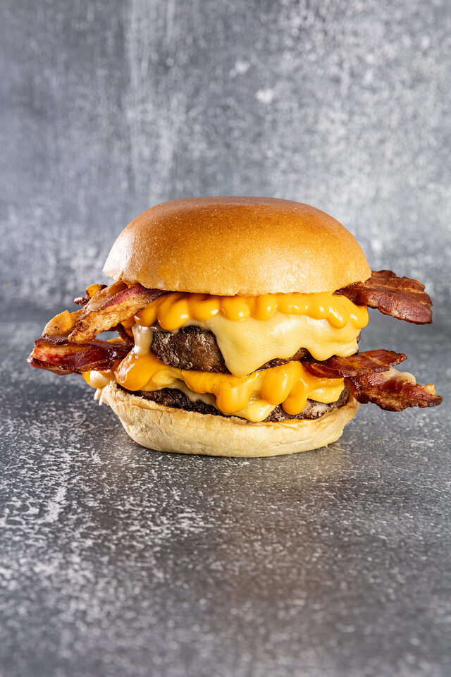 Cheese burger cheddar bacon - Nathan's Famous Ilhabela Hambúrguer