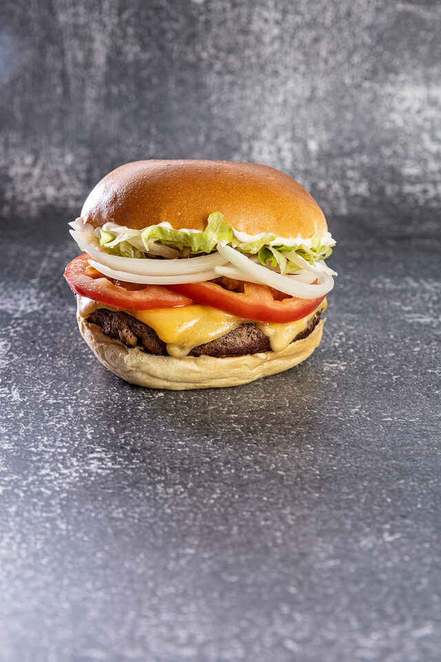Cheese Salad Burger - Nathan's Famous Ilhabela Hambúrguer