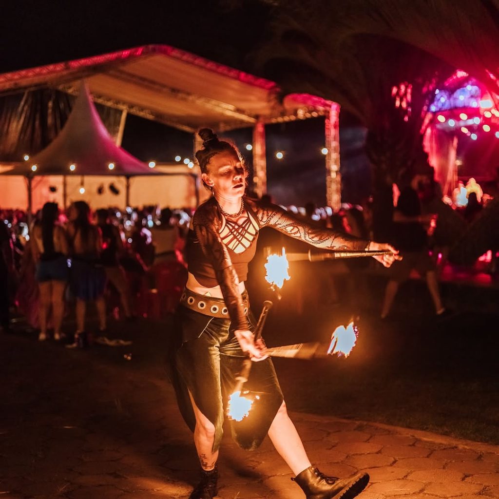Intervenções artísticas, feirinha de artesanato, praça de alimentação e muito mais no Festival Forró na Ilha em Ilhabela