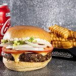 Chegou o Hambúrguer na Nathan’s Famous Ilhabela! Sabores Incríveis Agora Também no Rooftop do Mares Ilha Mall