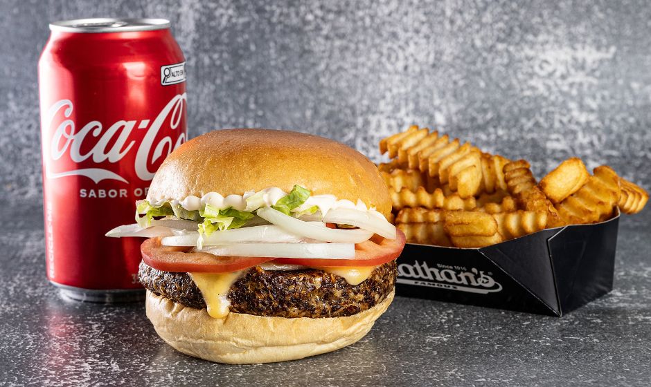 Chegou o Hambúrguer na Nathan’s Famous Ilhabela! Sabores Incríveis Agora Também no Rooftop do Mares Ilha Mall