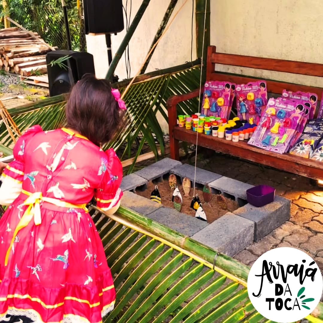 Brincadeiras típicas de festa junina no Arraiá da Toca em Ilhabela
