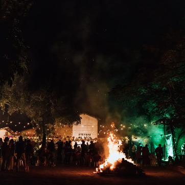 Arraiá da Toca tem fogueira, comidas e brincadeiras típicas, além de muita música na festa junina em Ilhabela