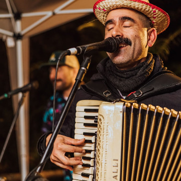 Trio Luar anima a noite de sábado no Arraiá da Toca 2025 em Ilhabela